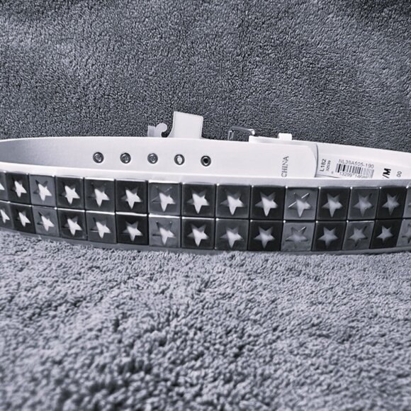 Women's NWT Faux Leather Belt No Boundaries White w/Metal Stud Stars Sm/Med T2 - Picture 5 of 5